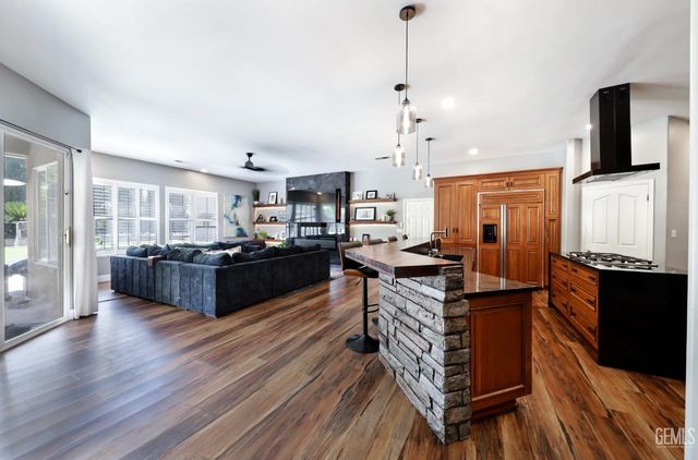 1400 Pineglen Drive, Bakersfield, CA 93312