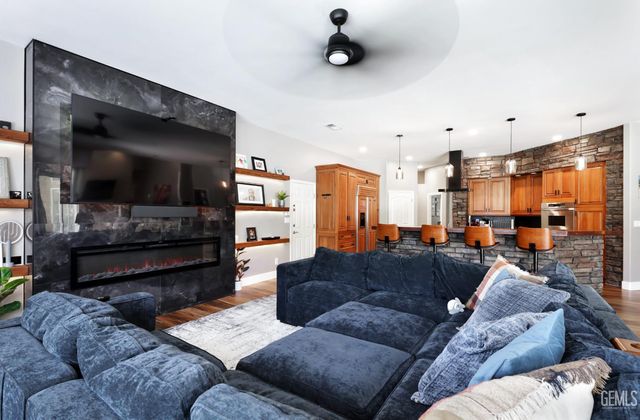 1400 Pineglen Drive, Bakersfield, CA 93312