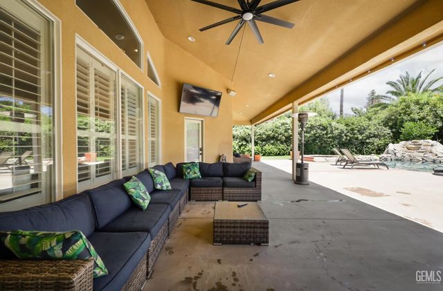 1400 Pineglen Drive, Bakersfield, CA 93312
