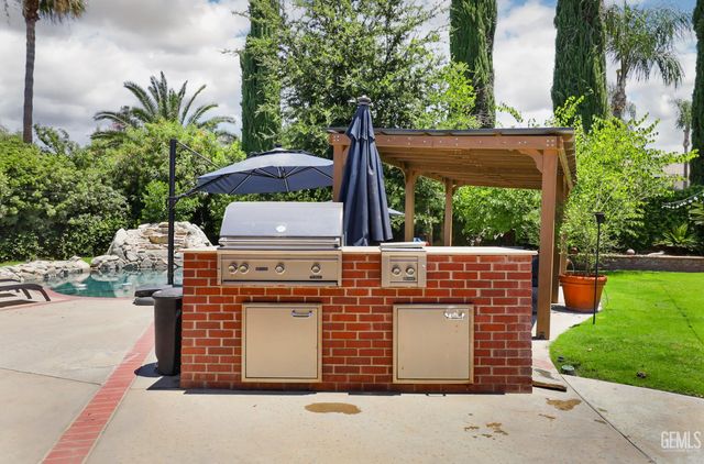 1400 Pineglen Drive, Bakersfield, CA 93312