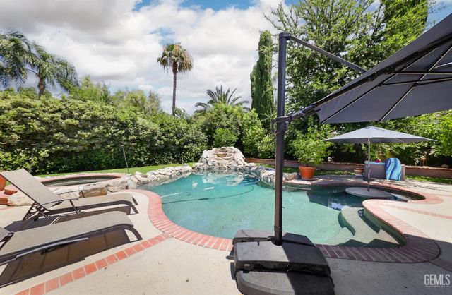 1400 Pineglen Drive, Bakersfield, CA 93312