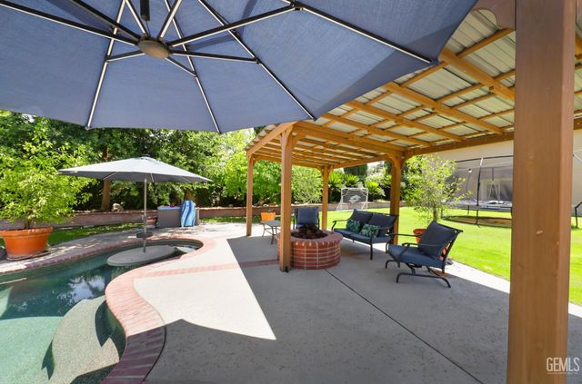 1400 Pineglen Drive, Bakersfield, CA 93312