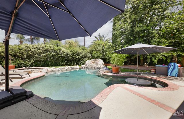 1400 Pineglen Drive, Bakersfield, CA 93312
