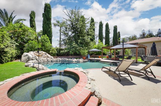 1400 Pineglen Drive, Bakersfield, CA 93312