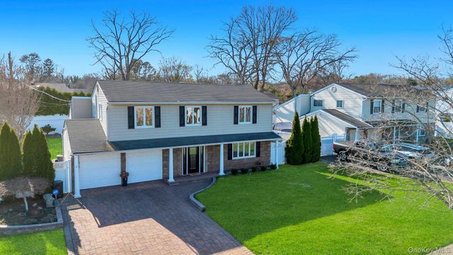 18 Lloyd Lane, Nesconset, NY 11767