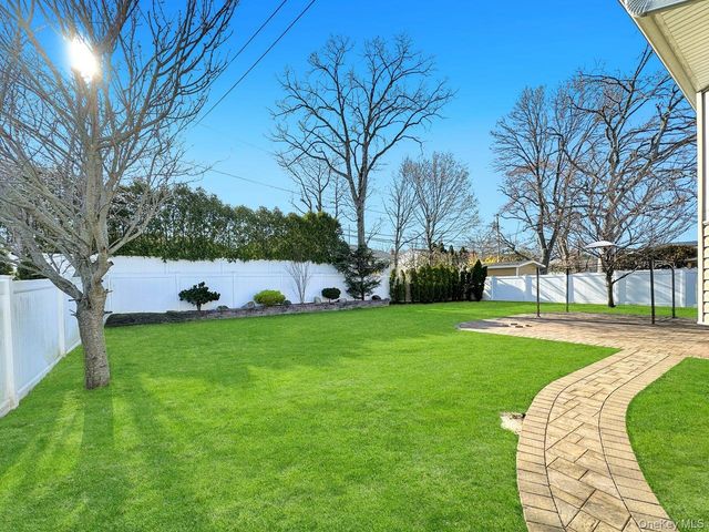 18 Lloyd Lane, Nesconset, NY 11767