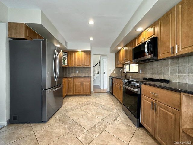 18 Lloyd Lane, Nesconset, NY 11767