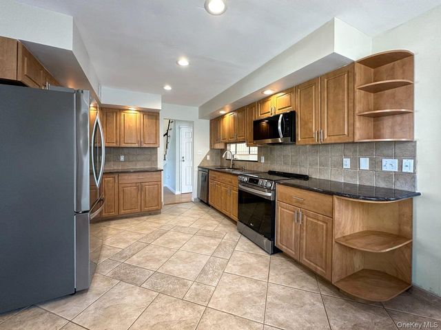 18 Lloyd Lane, Nesconset, NY 11767