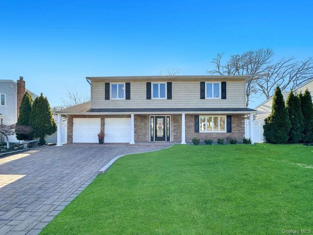 18 Lloyd Lane, Nesconset, NY 11767