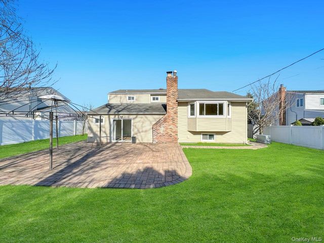 18 Lloyd Lane, Nesconset, NY 11767