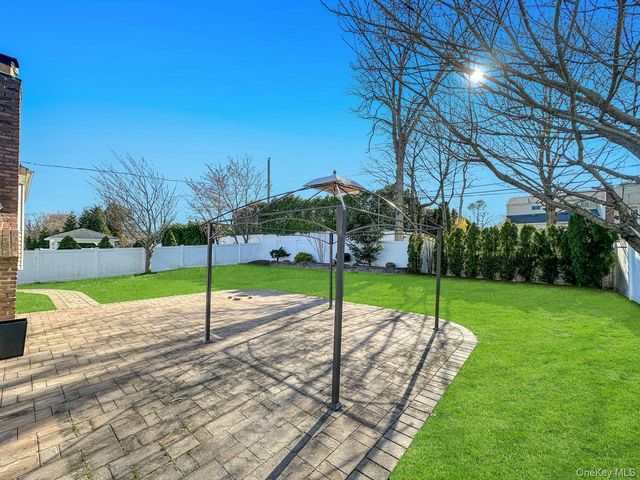 18 Lloyd Lane, Nesconset, NY 11767