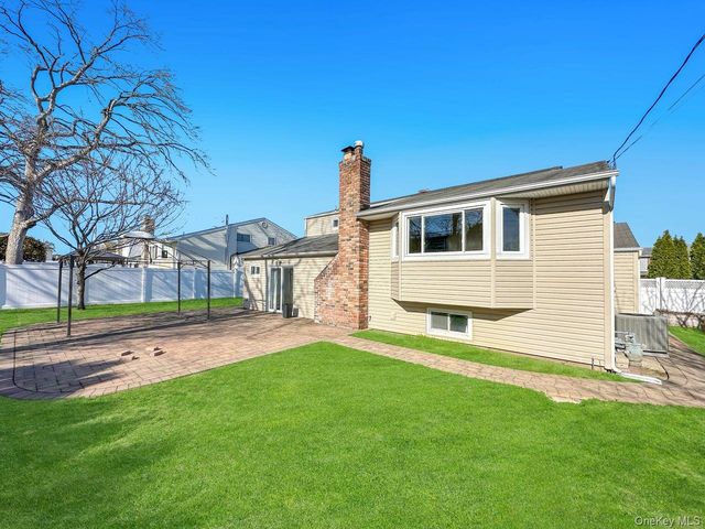 18 Lloyd Lane, Nesconset, NY 11767