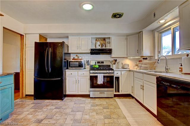 22095 Sandy Lane, Fairview Park, OH 44126