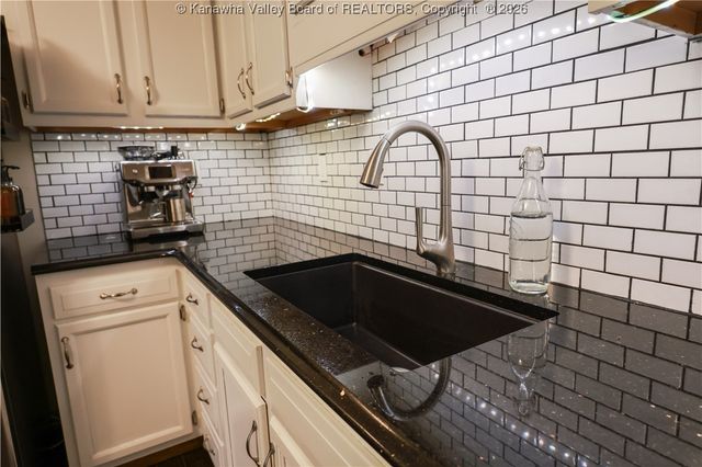 225 Sunset Drive, Hurricane, WV 25526