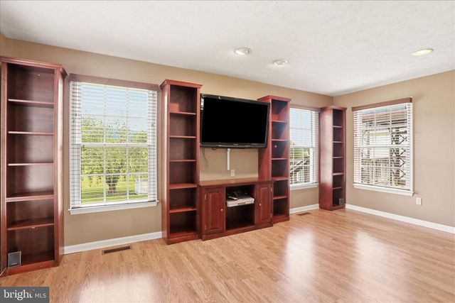 300 TAVISTOCK DR, Winchester, VA 22602