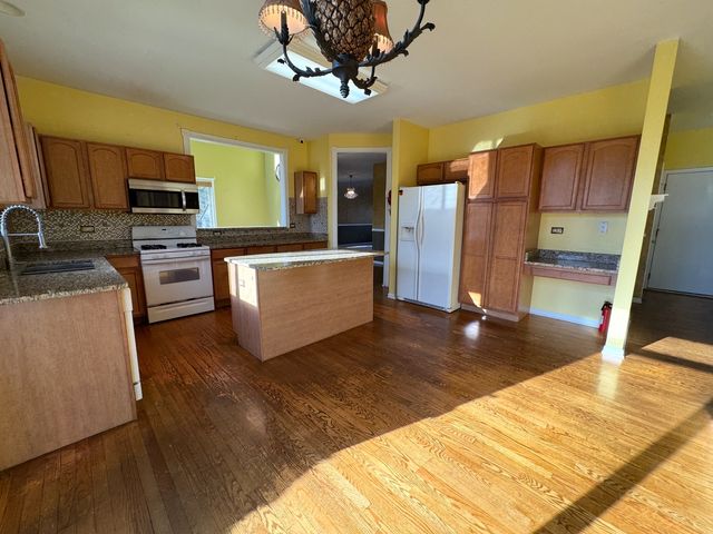 39302 N Queensbury Lane, Beach Park, IL 60083