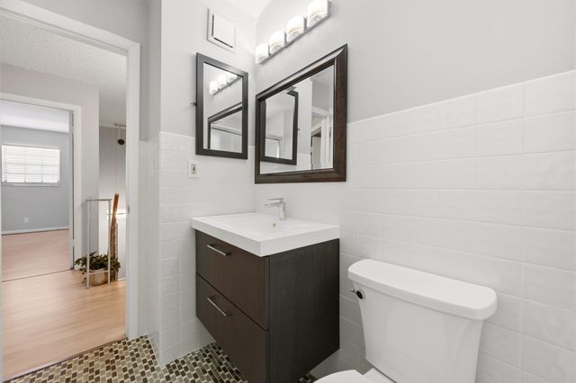 905 NE 28th Street 206, Wilton Manors, FL 33334