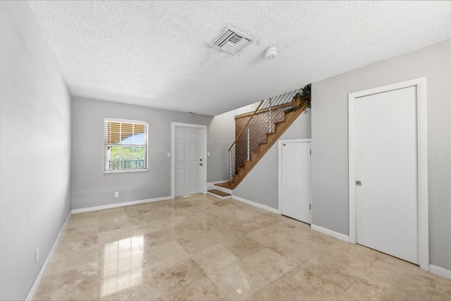905 NE 28th Street 206, Wilton Manors, FL 33334