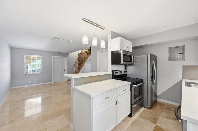 905 NE 28th Street 206, Wilton Manors, FL 33334