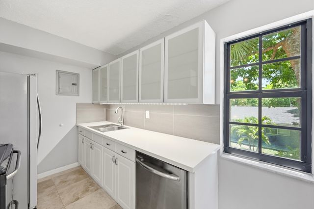 905 NE 28th Street 206, Wilton Manors, FL 33334
