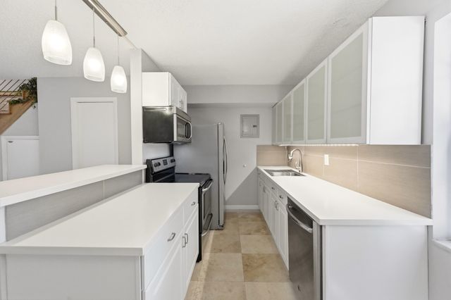 905 NE 28th Street 206, Wilton Manors, FL 33334