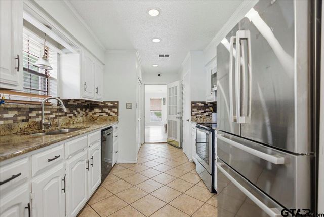303 Linda Ln, Lindale, TX 75771