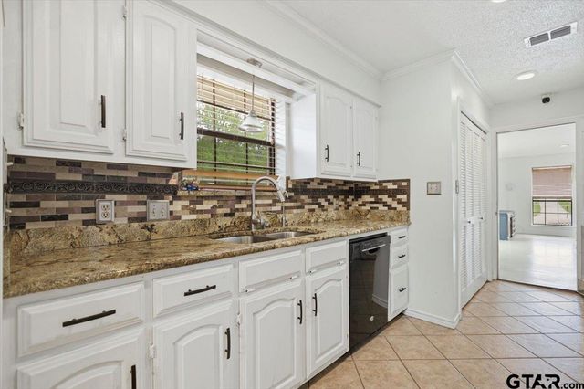 303 Linda Ln, Lindale, TX 75771