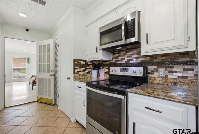 303 Linda Ln, Lindale, TX 75771