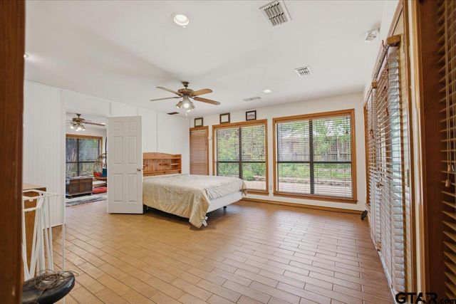 303 Linda Ln, Lindale, TX 75771