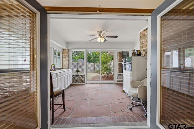 303 Linda Ln, Lindale, TX 75771