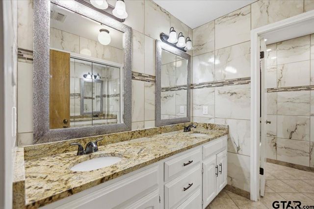 303 Linda Ln, Lindale, TX 75771