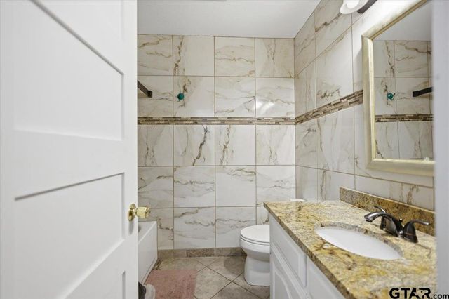 303 Linda Ln, Lindale, TX 75771