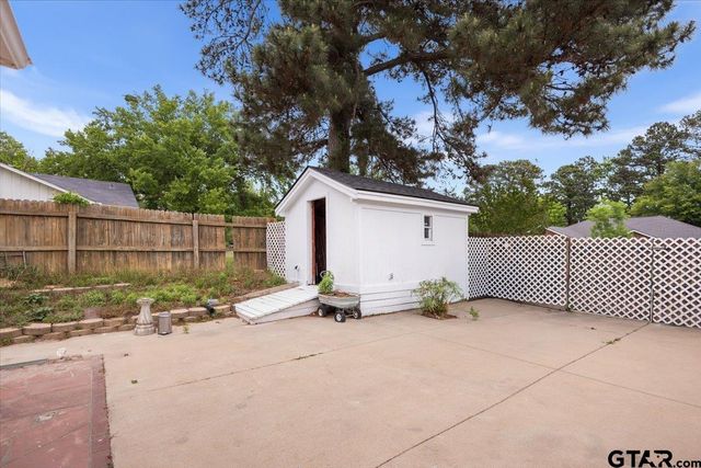 303 Linda Ln, Lindale, TX 75771