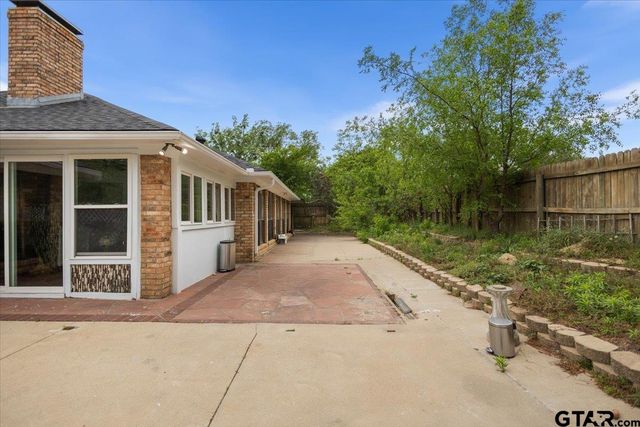 303 Linda Ln, Lindale, TX 75771