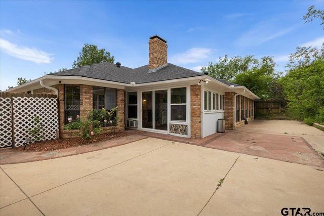 303 Linda Ln, Lindale, TX 75771