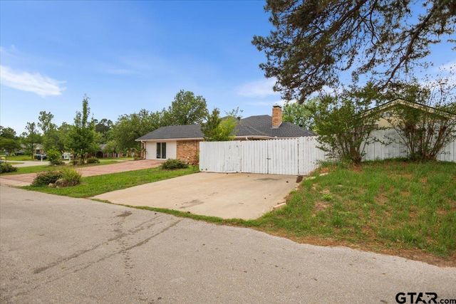 303 Linda Ln, Lindale, TX 75771