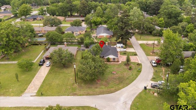 303 Linda Ln, Lindale, TX 75771
