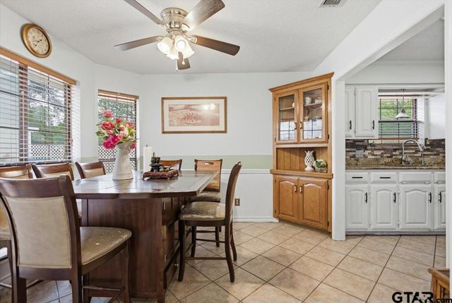 303 Linda Ln, Lindale, TX 75771