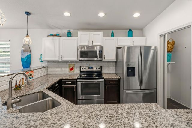 8434 Island Drive, Navarre, FL 32566