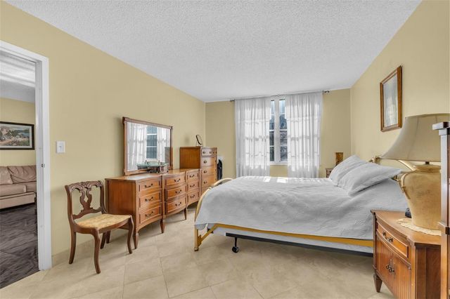 4850 NW 29th Court 221, Lauderdale Lakes, FL 33313