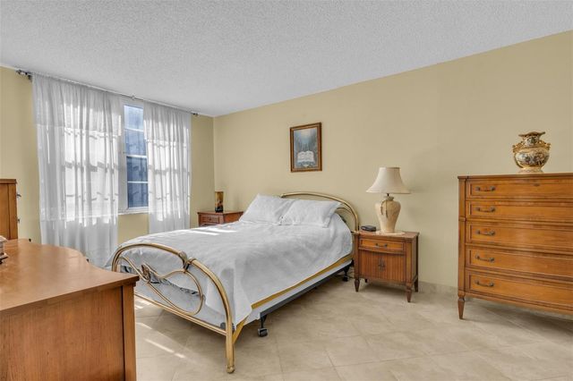 4850 NW 29th Court 221, Lauderdale Lakes, FL 33313