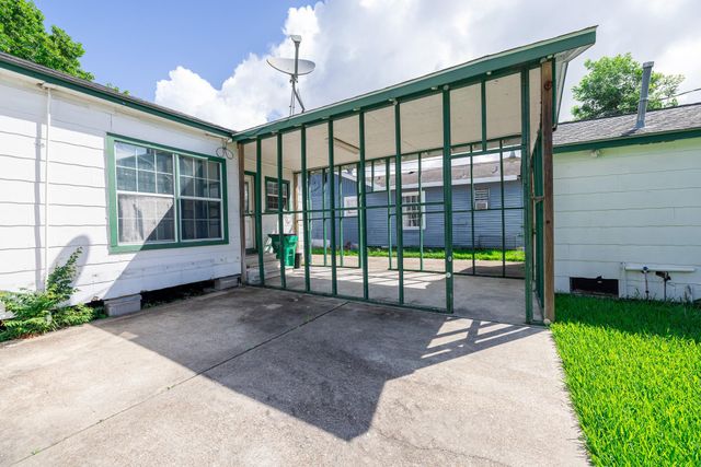 2206 Alabama Street, Baytown, TX 77520