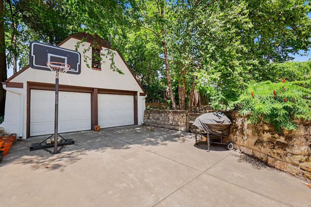 3740 Sleepy Hollow Dr, Wichita, KS 67208