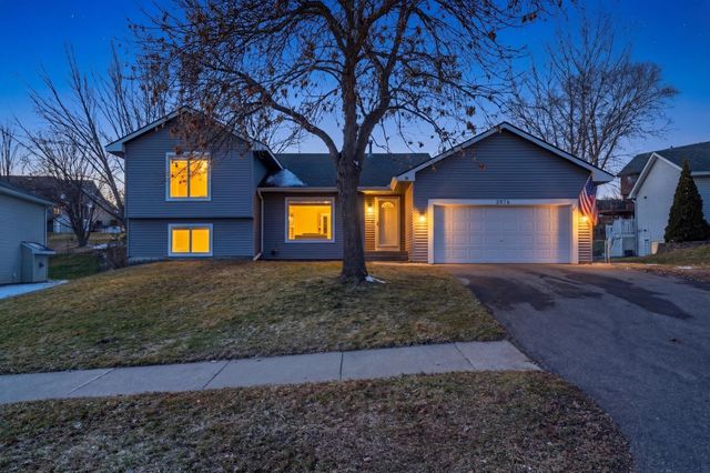 1574 Lake Susan Hills Drive, Chanhassen, MN 55317