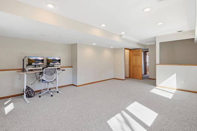 1574 Lake Susan Hills Drive, Chanhassen, MN 55317