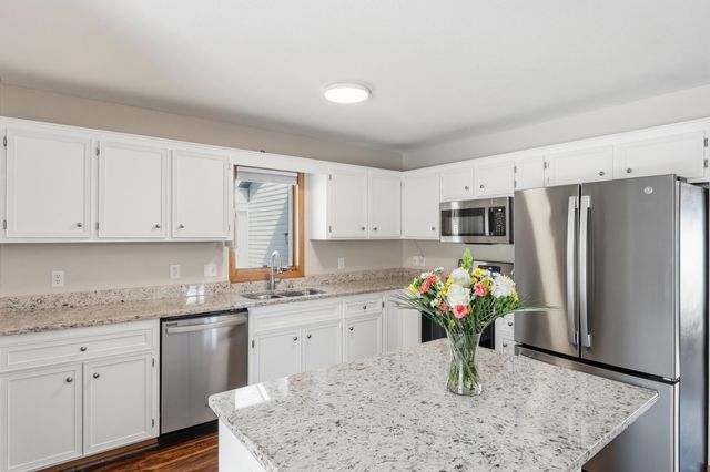 1574 Lake Susan Hills Drive, Chanhassen, MN 55317