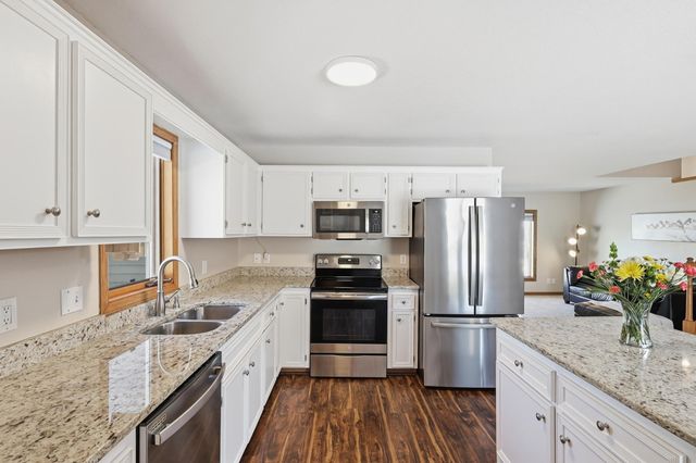 1574 Lake Susan Hills Drive, Chanhassen, MN 55317