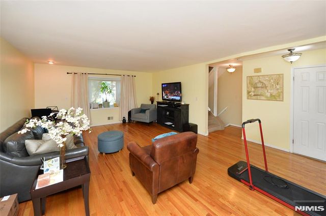 85B PRIMROSE Lane 85b, Paramus, NJ 07652