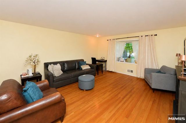 85B PRIMROSE Lane 85b, Paramus, NJ 07652