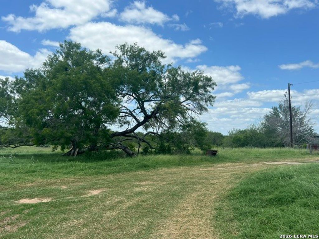 4612 County Road 117, Floresville, TX 78114